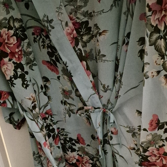 Floral Kimono Style Robe in Light Blue Fits Size 3x-5x - Picture 3 of 4